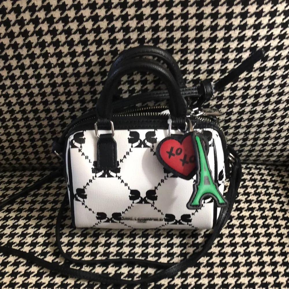 KARL LAGERFELD NWT  Black And white crossbody bag  6” height 6” width 26” strap - Picture 5 of 7
